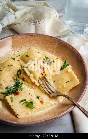 Käseravioli in einer toskanischen cremigen Sauce mit Spinat und Zerkleinerte rote Paprika Stockfoto