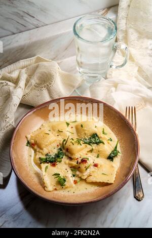 Käseravioli in einer toskanischen cremigen Sauce mit Spinat und Zerkleinerte rote Paprika Stockfoto