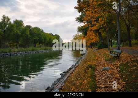 Herbst entlang des Kanals in Stockholm Schweden. Hochwertige Fotos Stockfoto