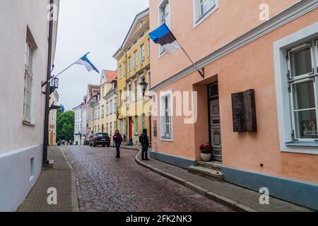 TALLINN, ESTLAND - 22. AUGUST 2016: Enge gepflasterte Straße im Stadtteil Toompea in Tallinn. Stockfoto