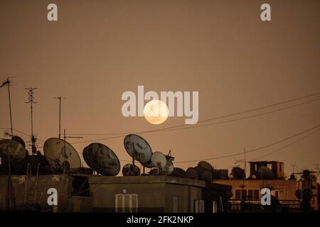 Kairo, Ägypten. April 2021. Der Supermond wird am 27. April 2021 über Kairo, Ägypten, gesehen. Quelle: Ahmed Gomaa/Xinhua/Alamy Live News Stockfoto