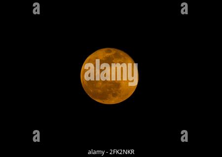 Kairo, Ägypten. April 2021. Der Supermond wird am 27. April 2021 über Kairo, Ägypten, gesehen. Quelle: Ahmed Gomaa/Xinhua/Alamy Live News Stockfoto