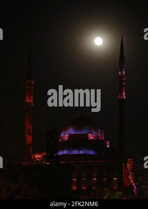 Kairo, Ägypten. April 2021. Der Supermond ist am 27. April 2021 über der Zitadelle Saladin in Kairo, Ägypten, zu sehen. Quelle: Wang Dongzhen/Xinhua/Alamy Live News Stockfoto