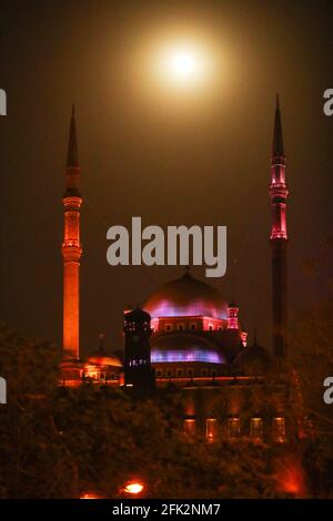 Kairo, Ägypten. April 2021. Der Supermond ist am 27. April 2021 über der Zitadelle Saladin in Kairo, Ägypten, zu sehen. Quelle: Sui Xiankai/Xinhua/Alamy Live News Stockfoto