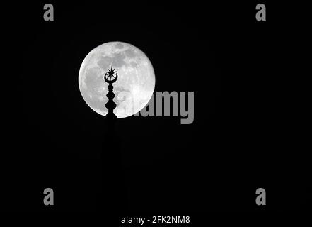 Kairo, Ägypten. April 2021. Der Supermond wird am 27. April 2021 über Kairo, Ägypten, gesehen. Quelle: Wang Dongzhen/Xinhua/Alamy Live News Stockfoto