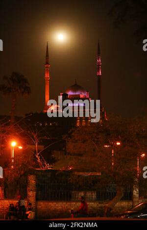 Kairo, Ägypten. April 2021. Der Supermond ist am 27. April 2021 über der Zitadelle Saladin in Kairo, Ägypten, zu sehen. Quelle: Sui Xiankai/Xinhua/Alamy Live News Stockfoto