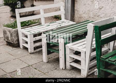 Holzstühle aus Paletten im Freien Stockfoto
