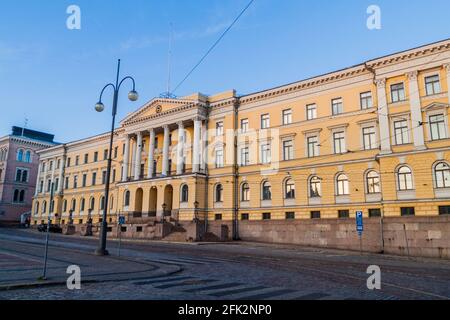 Gelb gefärbter Regierungspalast auf dem Senatsplatz in Helsinki Stockfoto