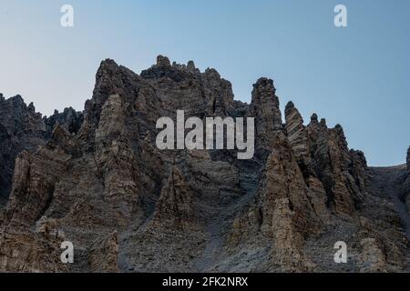 Felsstrukturen hängen am Rand des Wheeler Peak in Great Basin National Park Stockfoto