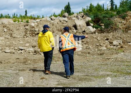 Zwei Bauarbeiter diskutieren in der Region Monts Valin, Provinz Quebec, Kanada. Stockfoto