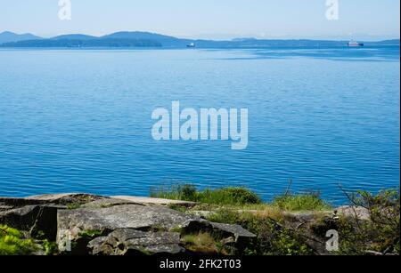 US Pacific Coast - Blick auf das Meer und die Inseln vom Larrabee State Park, WA Stockfoto