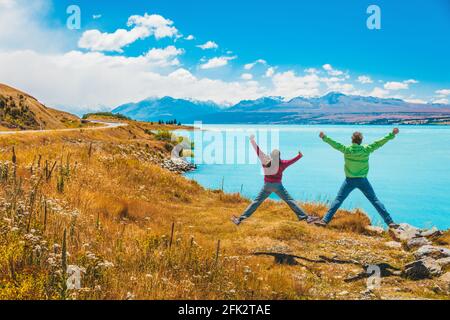 Neuseeland Adventure Travel Urlaubskonzept. Glücklich aufgeregt Paar springt vor Freude. Menschen in der Naturlandschaft South Island, von Aoraki aka Mount Cook Stockfoto