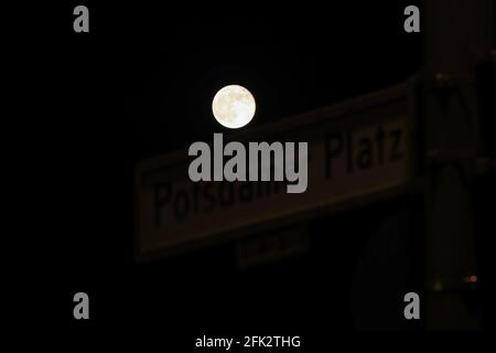 Berlin, Deutschland. April 2021. Das Foto vom 27. April 2021 zeigt den Supermond über dem Potsdamer Platz in Berlin. Kredit: Shan Yuqi/Xinhua/Alamy Live Nachrichten Stockfoto