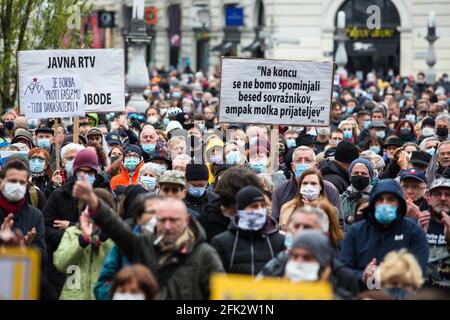 Demonstranten mit Plakaten, auf denen „am Ende werden wir uns nicht an die Worte unserer Feinde erinnern, sondern an das Schweigen unserer Freunde“ von Martin Luther King zitiert wird, Jr. und „die Befreiungsfront ist der Kampf gegen den Faschismus – auch heute noch“ während der Demonstration. Die Proteste gegen die Regierung von Janez Jansa in Slowenien wurden am Tag des ‘Aufstands gegen die Besatzung“, einem nationalen Feiertag, fortgesetzt, an dem Tausende von Demonstranten auf den Straßen herummarschierten oder mit dem Fahrrad fuhren; Regierungsgebäude, Präsidentenpalast und Parlamentsgebäude in der Hauptstadt des Landes. Stockfoto