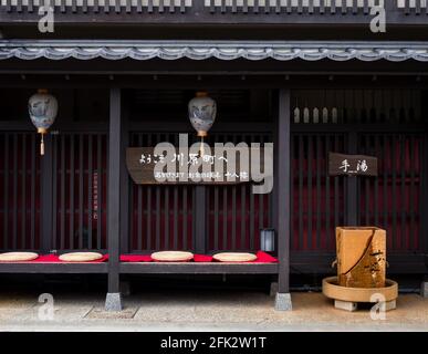 Gifu, Japan - 05. Oktober 2015: Ruheplatz und Hand-Thermalbad vor dem traditionellen japanischen Hot-Spring-Inn 'Juhachiro' in Kawaramachi dist Stockfoto