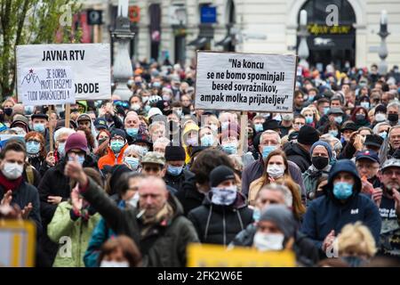 Demonstranten mit Plakaten, auf denen „am Ende werden wir uns nicht an die Worte unserer Feinde erinnern, sondern an das Schweigen unserer Freunde“ von Martin Luther King zitiert wird, Jr. und „die Befreiungsfront ist der Kampf gegen den Faschismus – auch heute noch“ während der Demonstration. Die Proteste gegen die Regierung von Janez Jansa in Slowenien wurden am Tag des ‘Aufstands gegen die Besatzung“, einem nationalen Feiertag, fortgesetzt, an dem Tausende von Demonstranten auf den Straßen herummarschierten oder mit dem Fahrrad fuhren; Regierungsgebäude, Präsidentenpalast und Parlamentsgebäude in der Hauptstadt des Landes. (Foto von Luka Dakskobler/SOPA Images/Sipa USA) Stockfoto