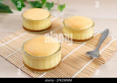 Karamell-Puddingkuchen in einer Glasschüssel Stockfoto