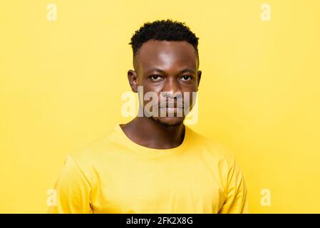 Nahaufnahme Porträt eines jungen afrikanischen Mannes Gesicht auf isoliert Gelber Studiohintergrund Stockfoto
