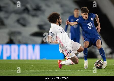 Madrid, Spanien. April 2021. Marcelo (L) von Real Madrid steht mit Chelsea's Christian Pulisic während des Halbfinalspiels der UEFA Champions League in der ersten Etappe des Fußballspiels in Madrid, Spanien, am 27. April 2021. Quelle: Meng Dingbo/Xinhua/Alamy Live News Stockfoto