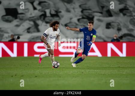 Madrid, Spanien. April 2021. Marcelo (L) von Real Madrid steht mit Cesar Azpilicueta von Chelsea während des Halbfinalspiels der UEFA Champions League in der ersten Etappe des Fußballspiels in Madrid, Spanien, am 27. April 2021. Quelle: Meng Dingbo/Xinhua/Alamy Live News Stockfoto