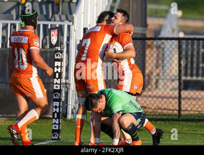 Austin, TX, USA. April 2021. Austin Gilgronis-Flanker MACLEAN JONES (7) gratuliert ZINZAN ELAN-PUTTICK (15) nach einem Versuch während eines Rugby-Spiels der Major League gegen die Seattle Seawolves am 25. April 2021 in Austin, Texas. Austin Won, 42-15. Quelle: Scott Coleman/ZUMA Wire/Alamy Live News Stockfoto