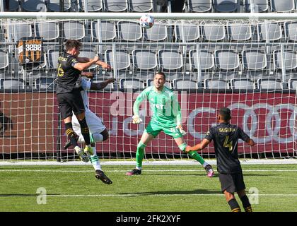 Los Angeles, TX, USA. April 2021. Austin FC Torwart Brad Stuver (41) beobachtet, wie der Los Angeles FC-Stürmer Danny Musovski (16) während eines Major League Soccer-Spiels zwischen LAFC und Austin FC am 17. April 2021 in Los Angeles, Kalifornien, versucht, den Ball zu führen, um einen Torschuss zu machen. Quelle: Scott Coleman/ZUMA Wire/Alamy Live News Stockfoto
