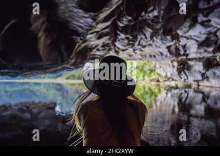 Frau Tourist im Boot auf dem See Tam Coc, Ninh Binh, Vietnam. Es ist UNESCO-Weltkulturerbe und bekannt für seine Boothöhlenführungen. Es ist Halong Bay Stockfoto