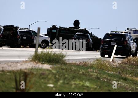 (210428) -- LOS ANGELES, 28. April 2021 (Xinhua) -- Polizeibeamte untersuchen den Tatort, an dem der Schütze bei der Schussaufnahme von Fullerton in Los Angeles, Kalifornien, USA, am 27. April 2021 getötet wurde. Ein Schütze, der verdächtigt wird, bei einer Reihe von Schießereien im Vorbeifahren in Los Angeles zwei getötet und einen anderen verletzt zu haben, wurde am Dienstagmorgen nach etwa fünf Stunden Verfolgung und Schusswechsel von der Polizei getötet. Laut Raul Jovel, einem Beamten der Abteilung für Medienbeziehungen der Polizei von Los Angeles (LAPD), ereignete sich der Rasch des Schützen von 0:55 bis 1:25 Uhr Ortszeit Stockfoto