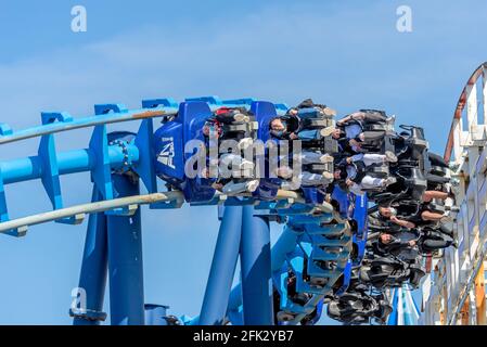 Blackpool , Lancashire-England - 25.04.2021 - Abenteuerlustige genießen die Infusion Achterbahnfahrt Stockfoto