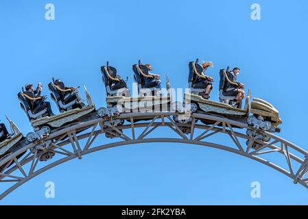 Blackpool , Lancashire-England - 25.04.2021 - Abenteuerlustige genießen die ikonische Achterbahnfahrt Stockfoto