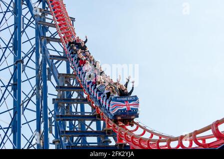 Blackpool , Lancashire-England - 25.04.2021 - Abenteuerlustige genießen die Achterbahnfahrt Pepsi Max Big One Stockfoto