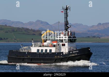 SD Omagh, eine Ausschreibung der Oban-Klasse, die von Serco Marine Services betrieben wird, kehrt zu ihrem Stützpunkt Great Harbor bei Greenock am Firth of Clyde zurück. Stockfoto