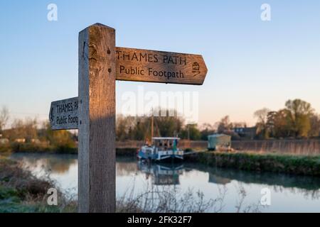 Öffentlicher Fußweg über die themse in Buscot, Cotswolds, Oxfordshire, England Stockfoto