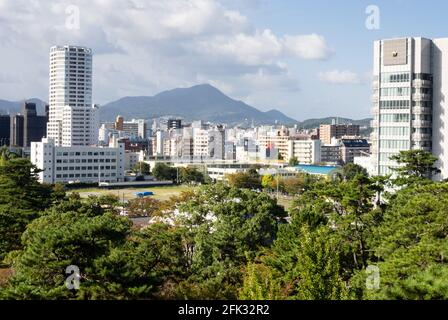 Kitakyushu, Japan - 29. Oktober 2016: Blick auf die Stadt Kitakyushu vom obersten Stockwerk der Burg Kokura Stockfoto