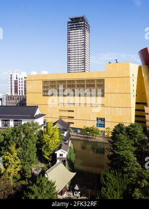 Kitakyushu, Japan - 29. Oktober 2016: Riverwalk Kitakyushu Einkaufszentrum und Kokura Burggraben Stockfoto