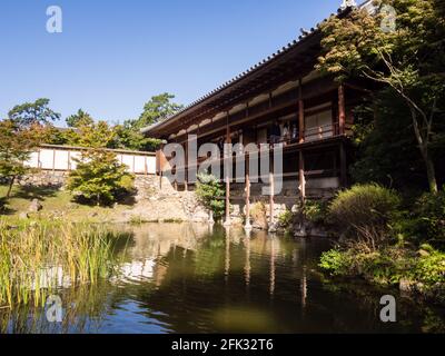 Kitakyushu, Japan - 29. Oktober 2016: Traditioneller japanischer Garten mit Teehaus und Teich in der Nähe der Burg Kokura Stockfoto