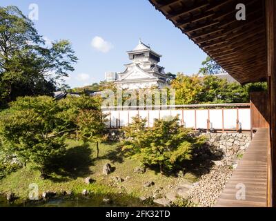 Kitakyushu, Japan - 29. Oktober 2016: Blick auf das Schloss Kokura vom traditionellen japanischen Garten in der Nähe Stockfoto