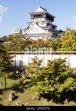 Kitakyushu, Japan - 29. Oktober 2016: Blick auf die Burg Kokura von einem traditionellen japanischen Garten in der Nähe Stockfoto