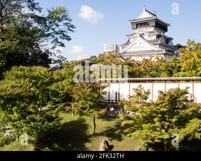 Kitakyushu, Japan - 29. Oktober 2016: Blick auf die Burg Kokura von einem traditionellen japanischen Garten in der Nähe Stockfoto