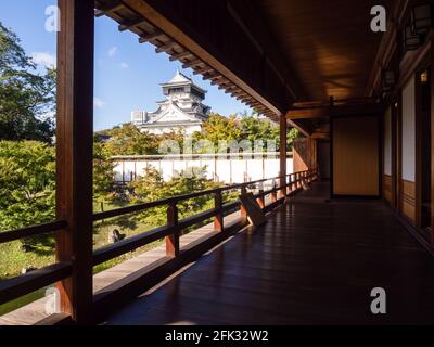 Kitakyushu, Japan - 29. Oktober 2016: Blick auf das Schloss Kokura vom traditionellen japanischen Garten in der Nähe Stockfoto