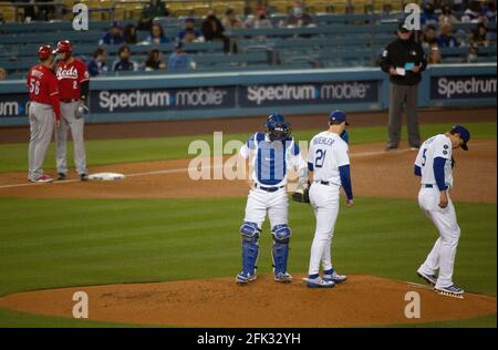 27. April 2021: Die Los Angeles Dodgers gegen die Cincinnati Reds im Dodgers Stadium in Los Angeles, CA am Dienstag, 27. April 2021. #21 Walker Bühler von den Los Angeles Dodgers gruppiert sich mit Catcher will Smith und Shortstop #5 Corey Seager während des 3. Innings um. #2 diskutieren Nick Castellanos und #55 Heath Hembree von den Cincinnati Reds auf der 3. Basis. Quelle: Phillip Kim/Prensa Internacional/ZUMA Wire/Alamy Live News Stockfoto