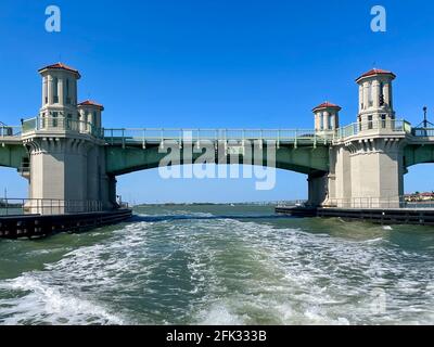 Saint Augustine, Florida, USA - 3. April 2021: Die historische 'Bridge of Lions' ist eine zweiblättrige Bascule-Brücke, die den Intracoastal Waterway überspannt. Stockfoto