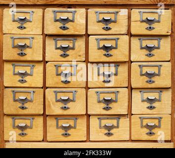 Hintergründe und Texturen: Alte Holzschrank mit Schubladen, Vorderansicht, Nahaufnahme Stockfoto