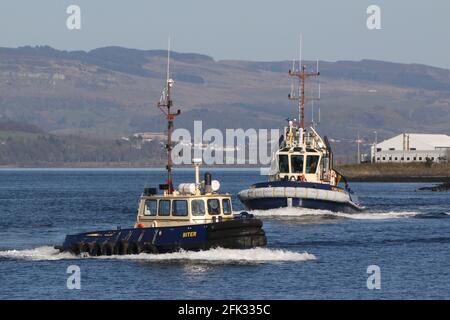 Biter und CMS Boxer, die beide von Clyde Marine Services betrieben werden, kehren zur Basis am Victoria Harbour zurück, nachdem sie PS Waverley beim Garvel Dock unterstützt haben. Stockfoto