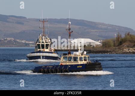 Biter und CMS Boxer, die beide von Clyde Marine Services betrieben werden, kehren zur Basis am Victoria Harbour zurück, nachdem sie PS Waverley beim Garvel Dock unterstützt haben. Stockfoto