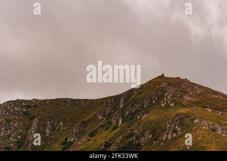 Die majestätischen Karpaten in all der Ruhe, der Schönheit und Pracht der ukrainischen Berge. Stockfoto