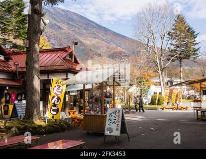 Nikko, Japan - 25. Oktober 2016: Souvenirstände und Lebensmittelhändler am Eingang zu den berühmten Kegon-Fällen im Nikko-Nationalpark Stockfoto