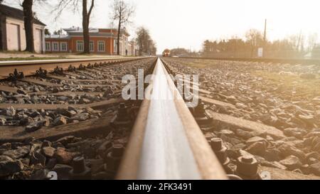 Bahngleise und Zug an einem sonnigen Tag. Bahnhof. Stockfoto