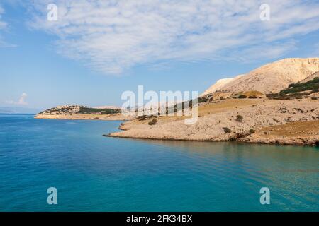 Blick auf die Stara Baska Küste im Sommer, Insel Krk. Kroatien Stockfoto