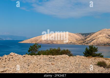 Blick auf die Stara Baska Küste im Sommer, Insel Krk. Kroatien Stockfoto